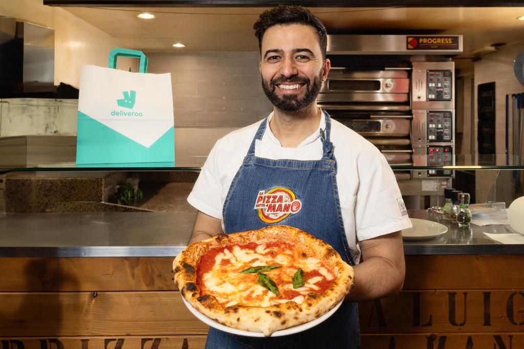 Deliveroo, World Pizza Day: Quando la pizza ti cambia la vita: il napoletano  Luigi Schifano da cantante lirico a pizzaiolo di successo - Gazzetta di  Napoli